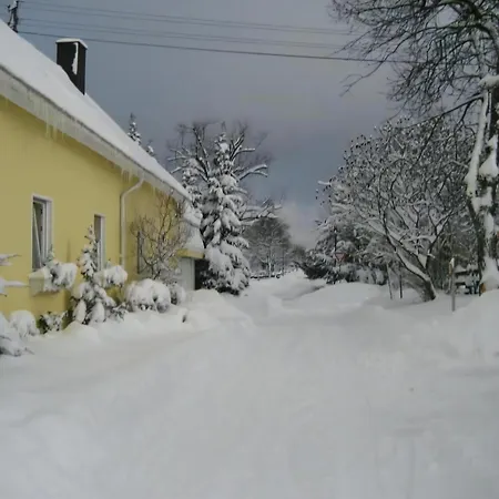Grosse Mit Balkon Und Garten Steinen (Westerwaldkreis)