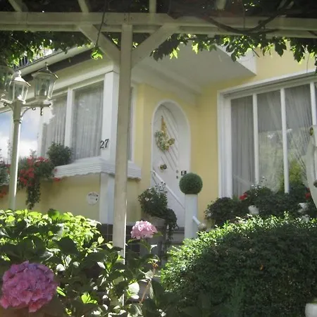Grosse Mit Balkon Und Garten *